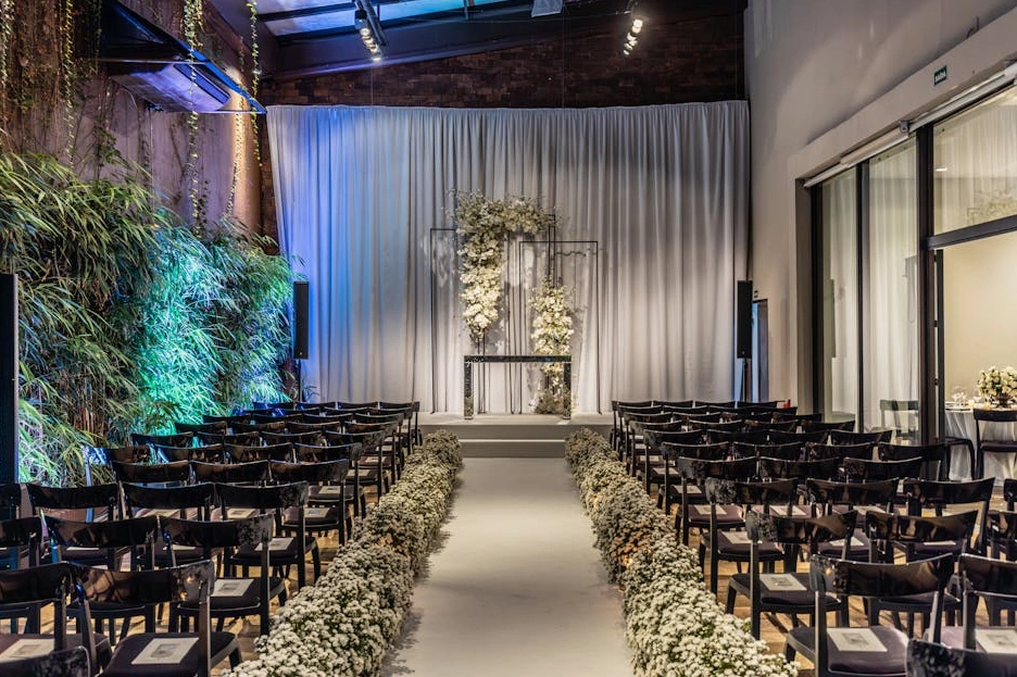 Elegantní zasedací místnost s historickou knihovnou